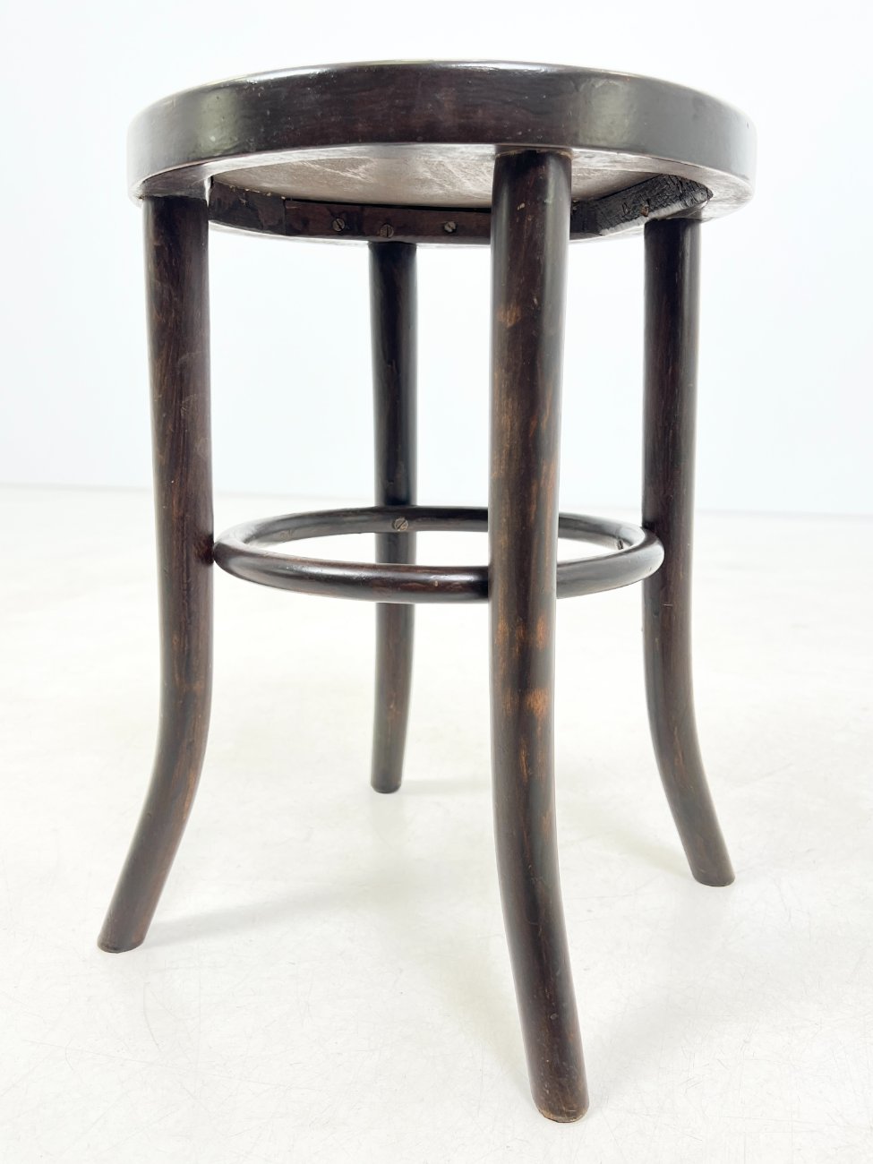 HK1054-pufai-5 Medinė taburetė su gobelenu 40,5×40,5×46 cm