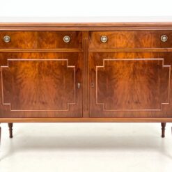 Raudonmedžio komoda su dvejais stalčiais ir durelėmis 50x117x83 cm