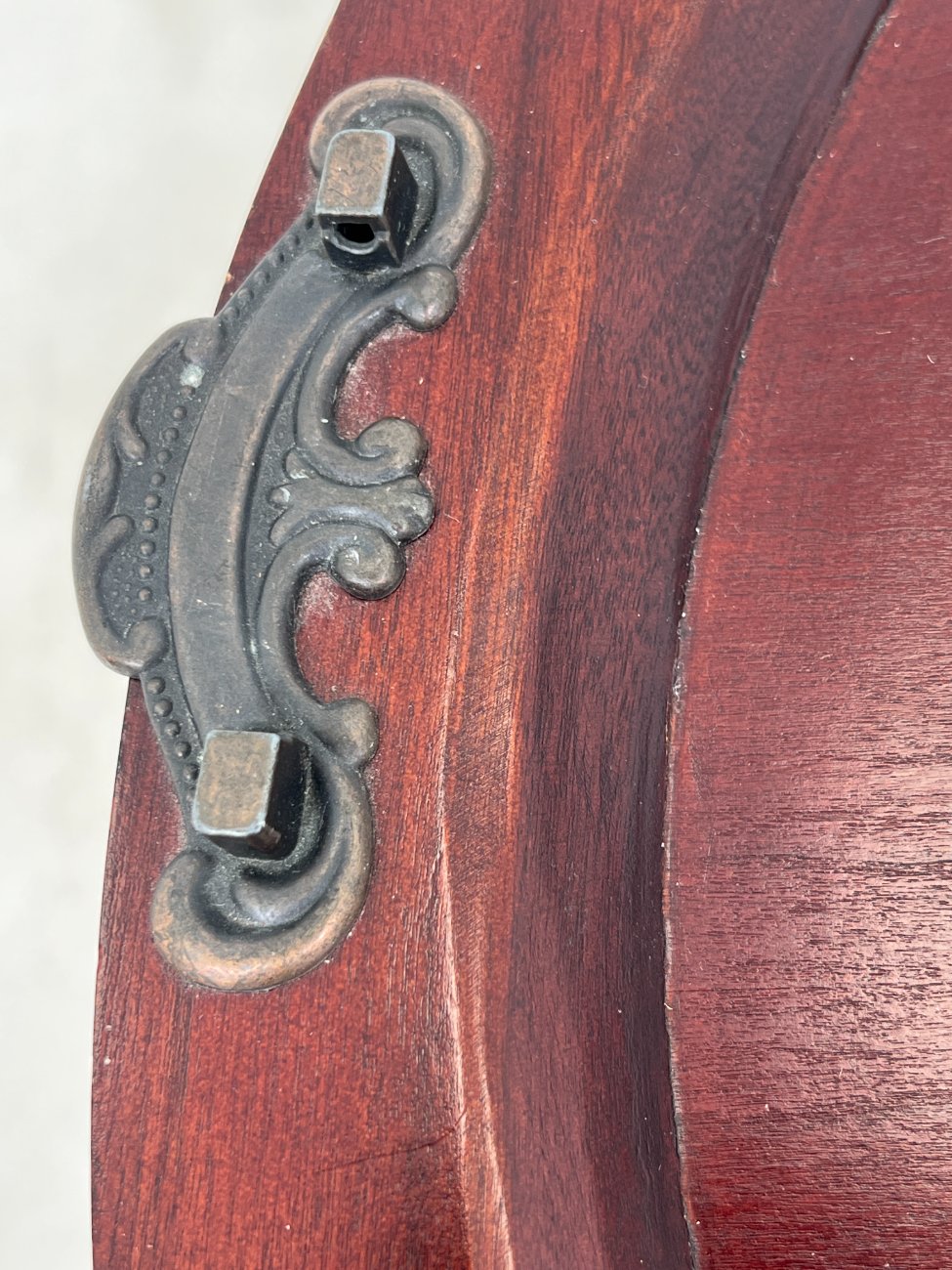 HK1060-barai-11 Apvalus raudonmedžio bariukas su padėklu 54x53x71,5 cm