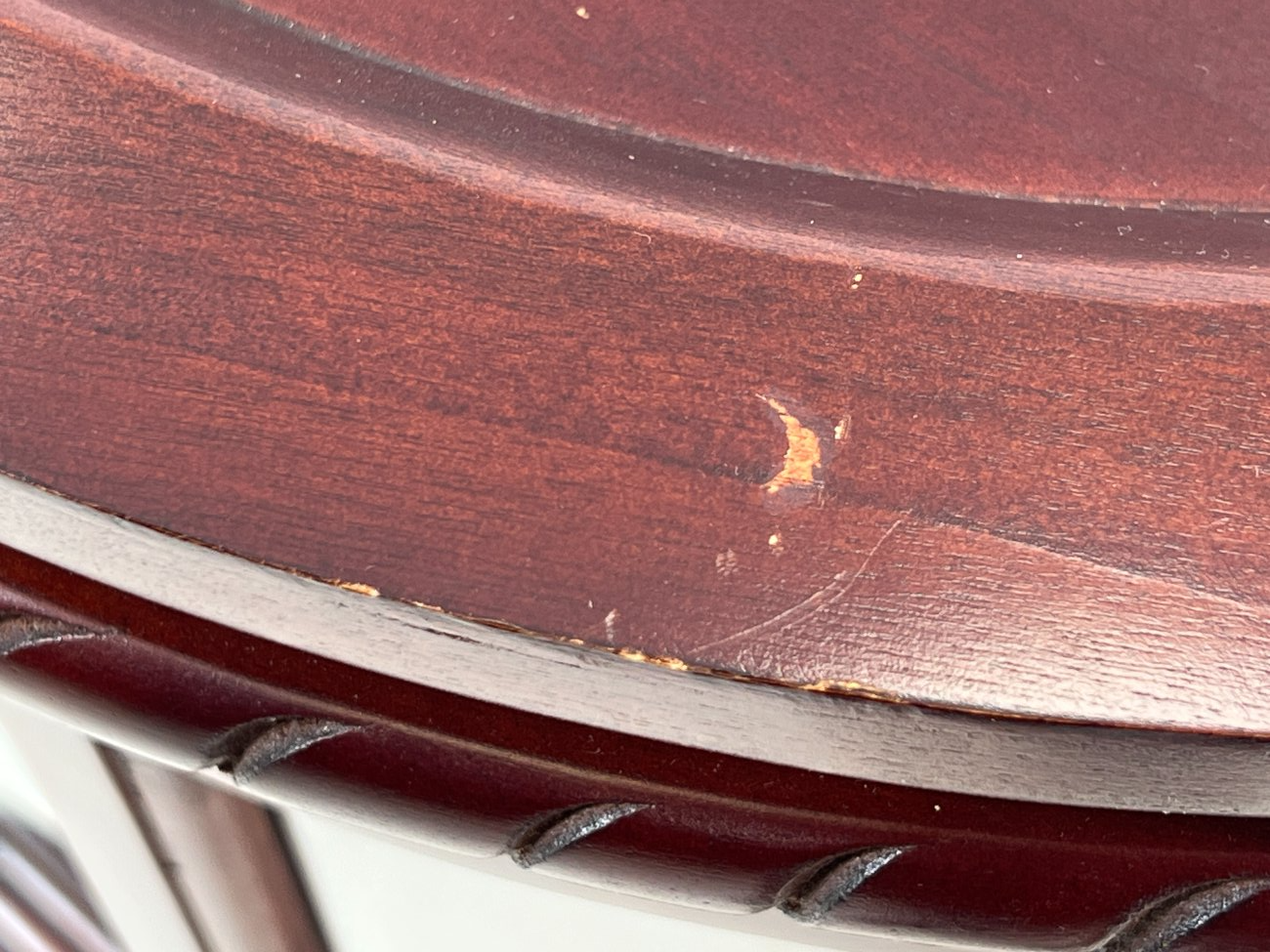 HK1060-barai-12 Apvalus raudonmedžio bariukas su padėklu 54x53x71,5 cm