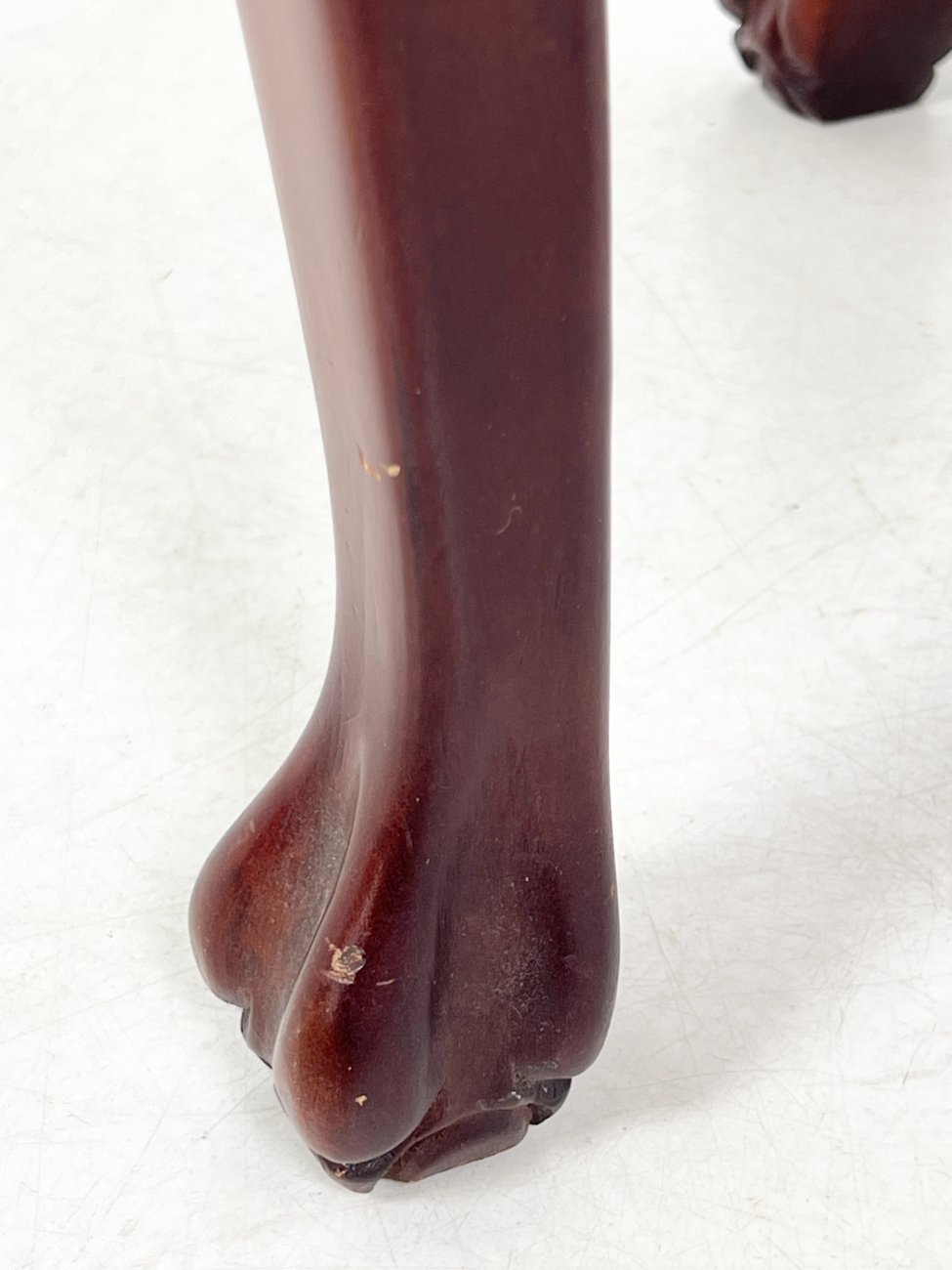 HK1060-barai-14 Apvalus raudonmedžio bariukas su padėklu 54x53x71,5 cm