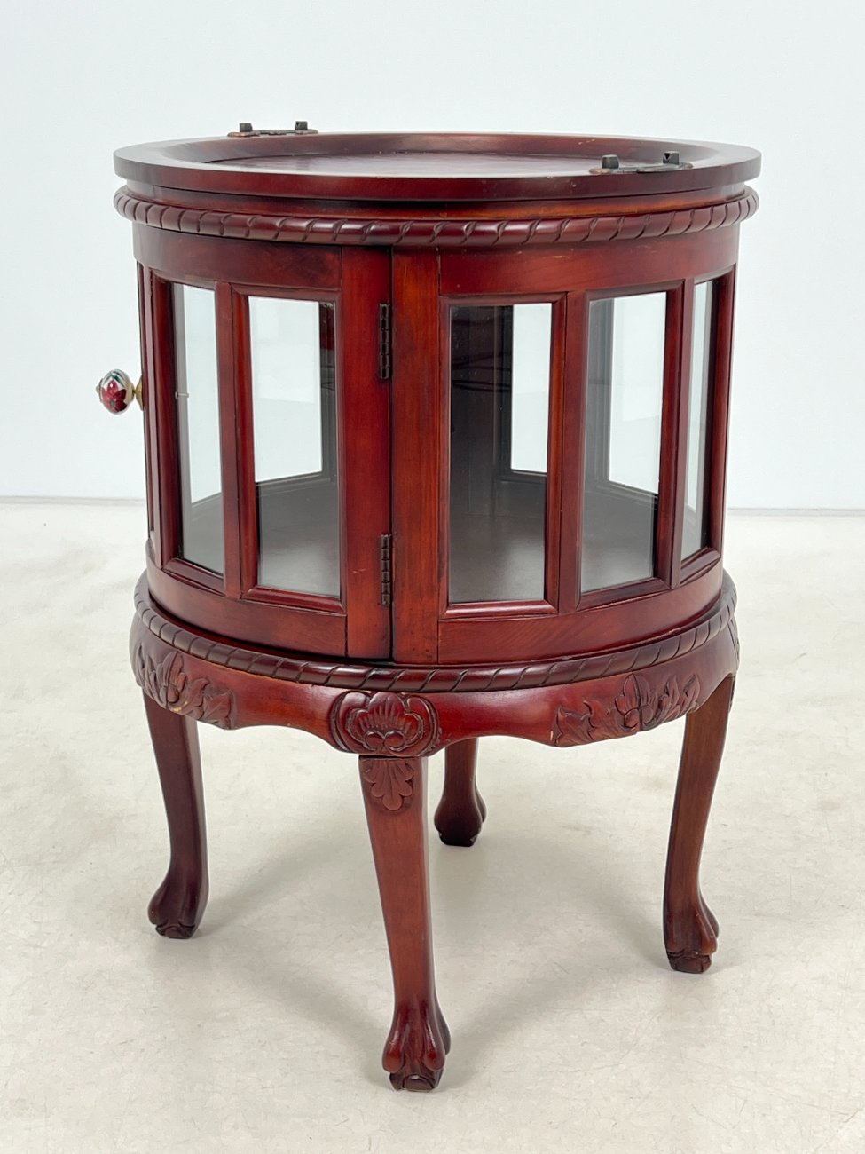 HK1060-barai-4 Apvalus raudonmedžio bariukas su padėklu 54x53x71,5 cm