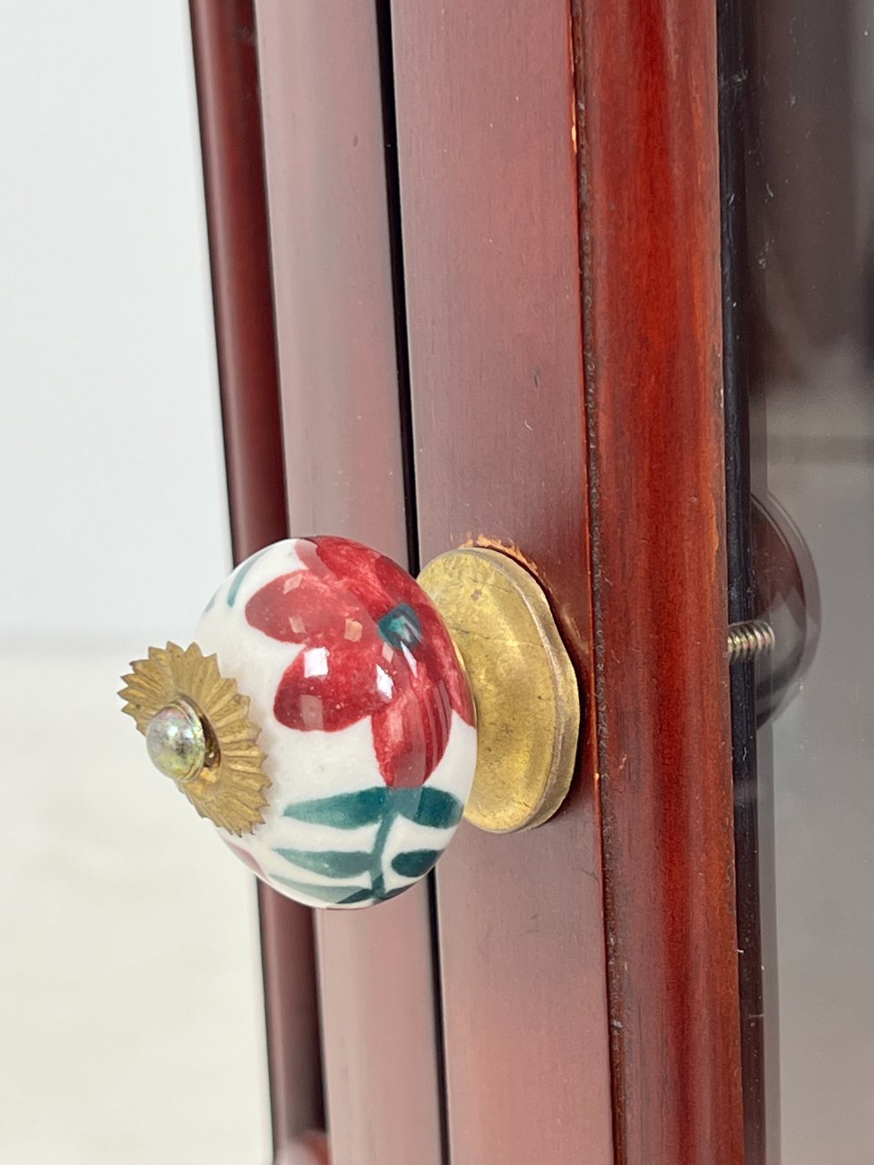 HK1060-barai-8 Apvalus raudonmedžio bariukas su padėklu 54x53x71,5 cm