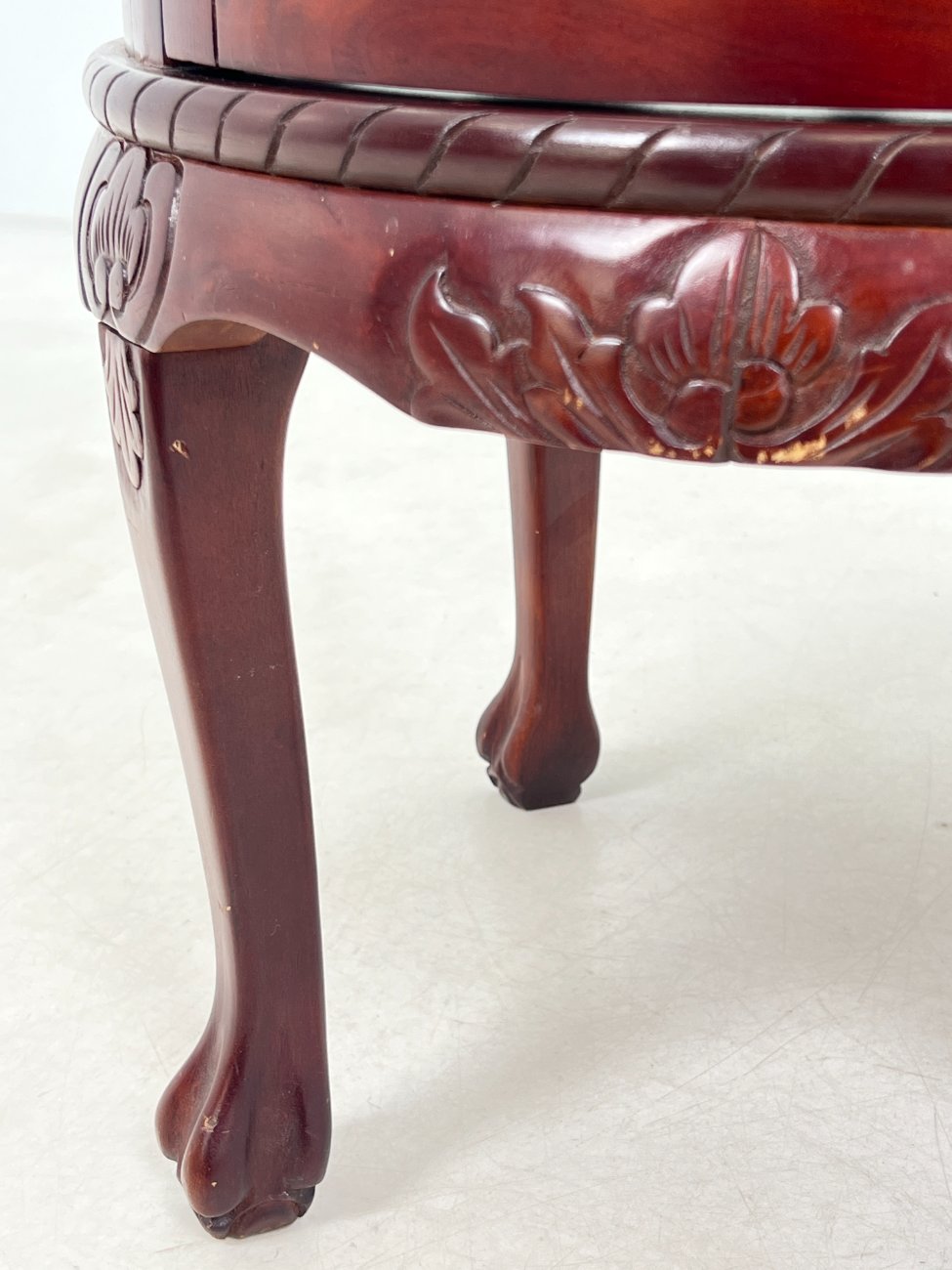 HK1060-barai-9 Apvalus raudonmedžio bariukas su padėklu 54x53x71,5 cm