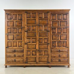 Ispaniško stiliaus trijų durų ir šešių stalčių rūbų spinta 60x205x180 cm