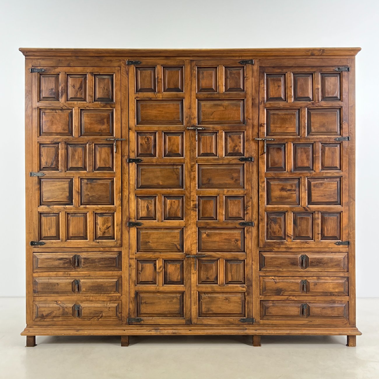 HK1061-spintos-0 Ispaniško stiliaus trijų durų ir šešių stalčių rūbų spinta 60x205x180 cm