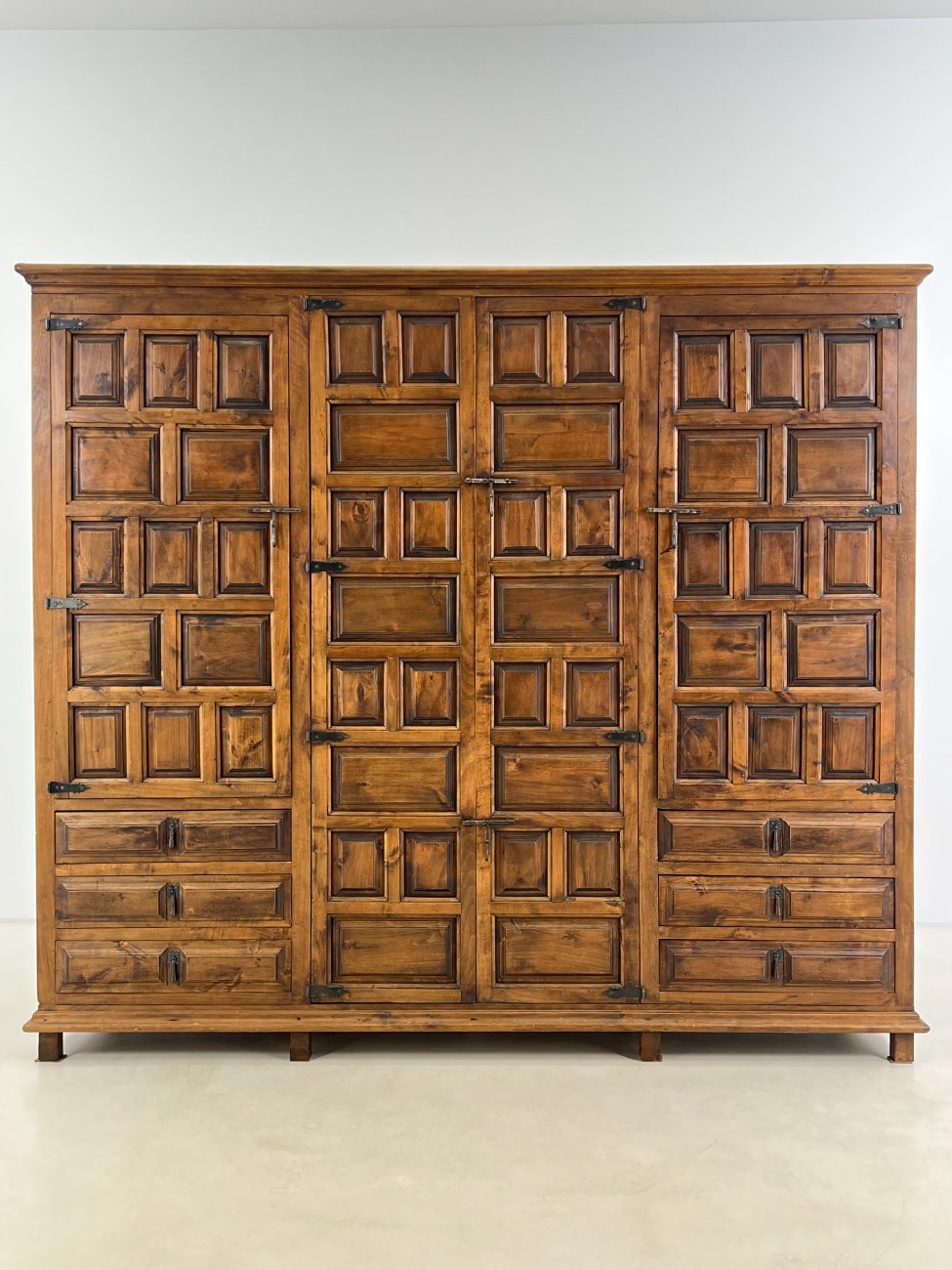 HK1061-spintos-1 Ispaniško stiliaus trijų durų ir šešių stalčių rūbų spinta 60x205x180 cm