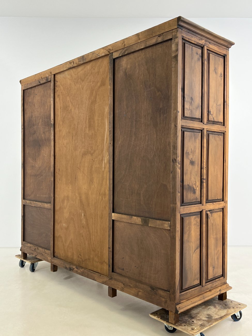 HK1061-spintos-12 Ispaniško stiliaus trijų durų ir šešių stalčių rūbų spinta 60x205x180 cm