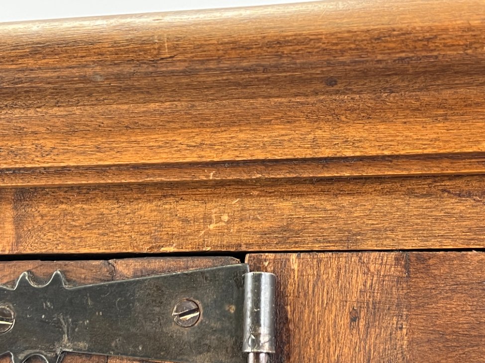 HK1061-spintos-15 Ispaniško stiliaus trijų durų ir šešių stalčių rūbų spinta 60x205x180 cm