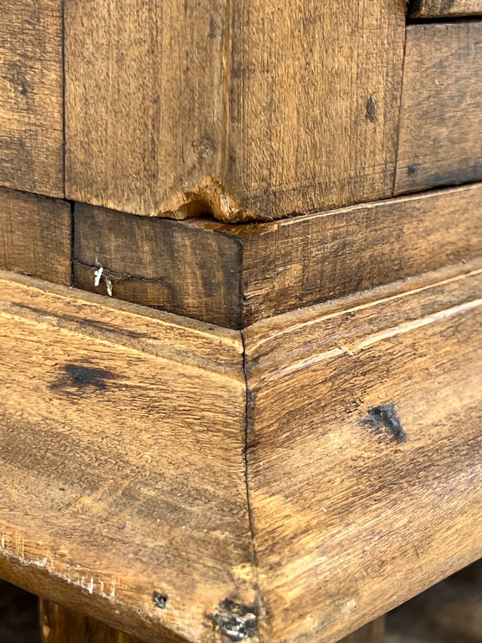 HK1061-spintos-18 Ispaniško stiliaus trijų durų ir šešių stalčių rūbų spinta 60x205x180 cm