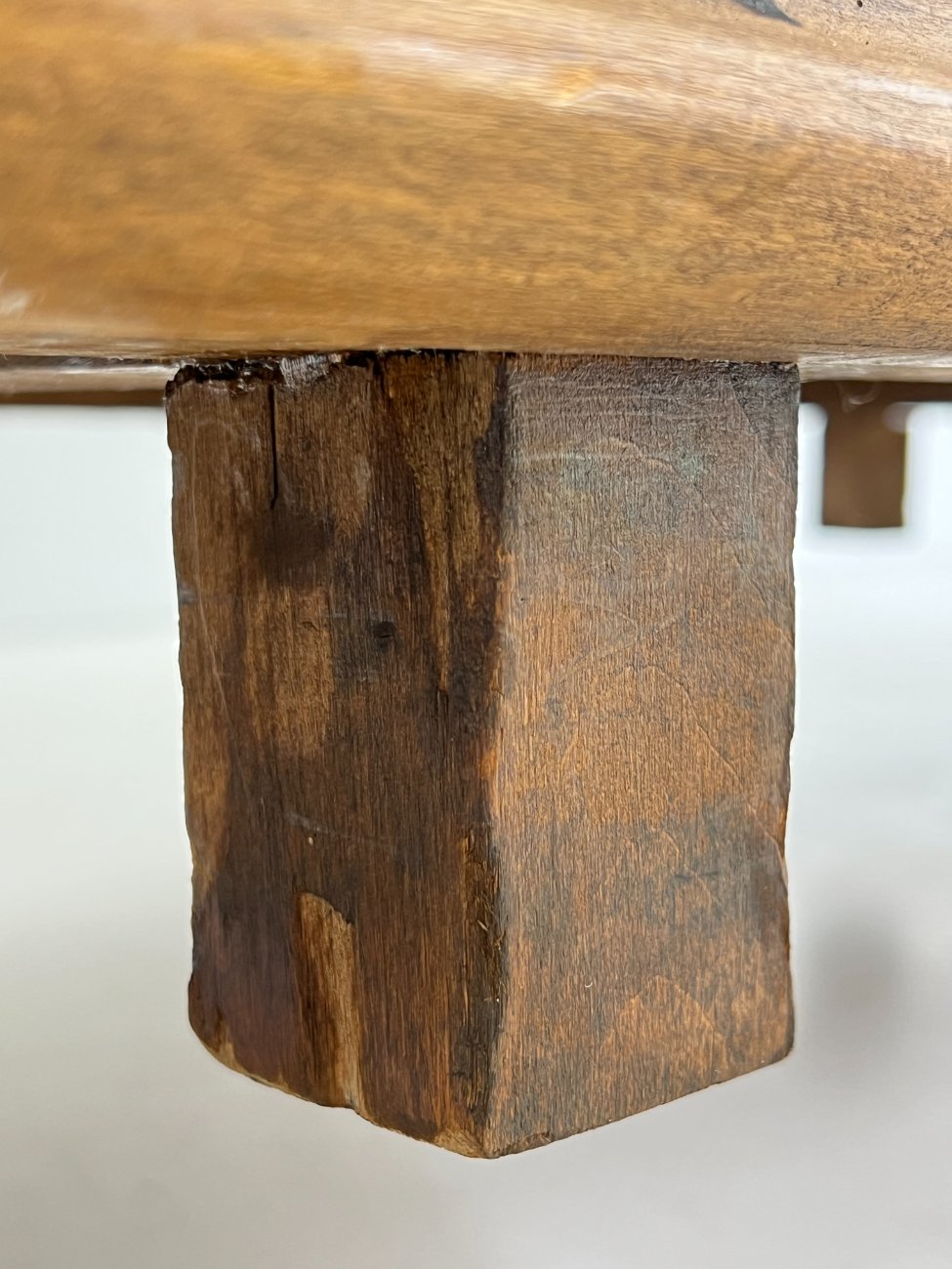 HK1061-spintos-19 Ispaniško stiliaus trijų durų ir šešių stalčių rūbų spinta 60x205x180 cm