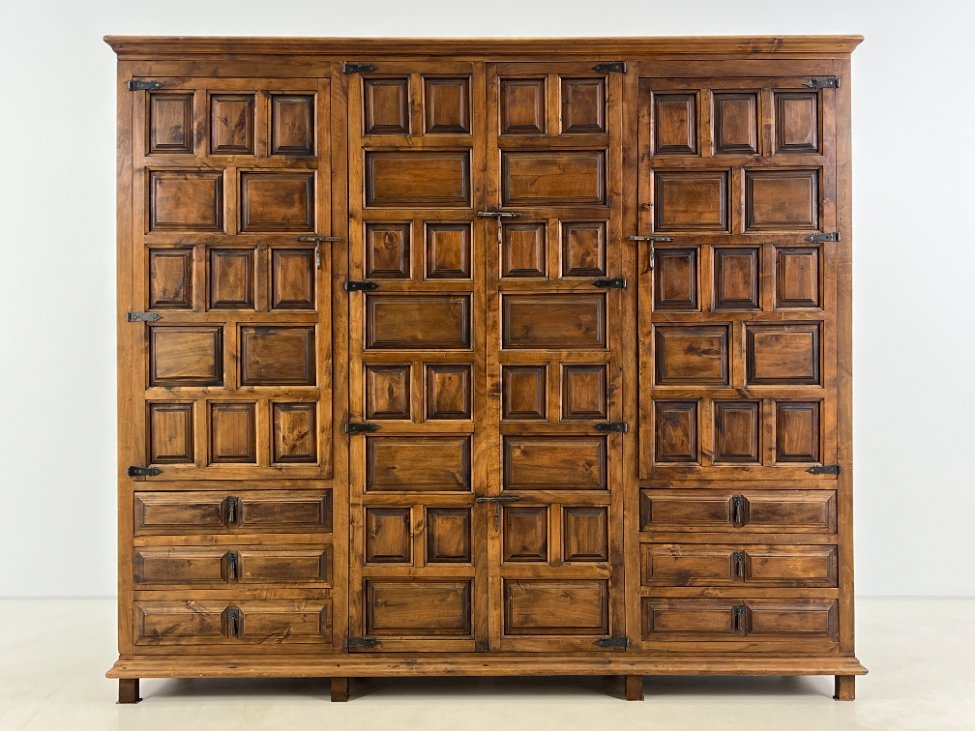 HK1061-spintos-2 Ispaniško stiliaus trijų durų ir šešių stalčių rūbų spinta 60x205x180 cm