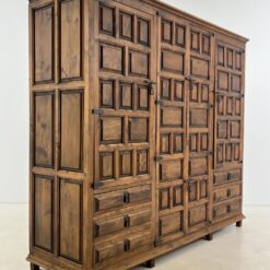 Ispaniško stiliaus trijų durų ir šešių stalčių rūbų spinta 60x205x180 cm