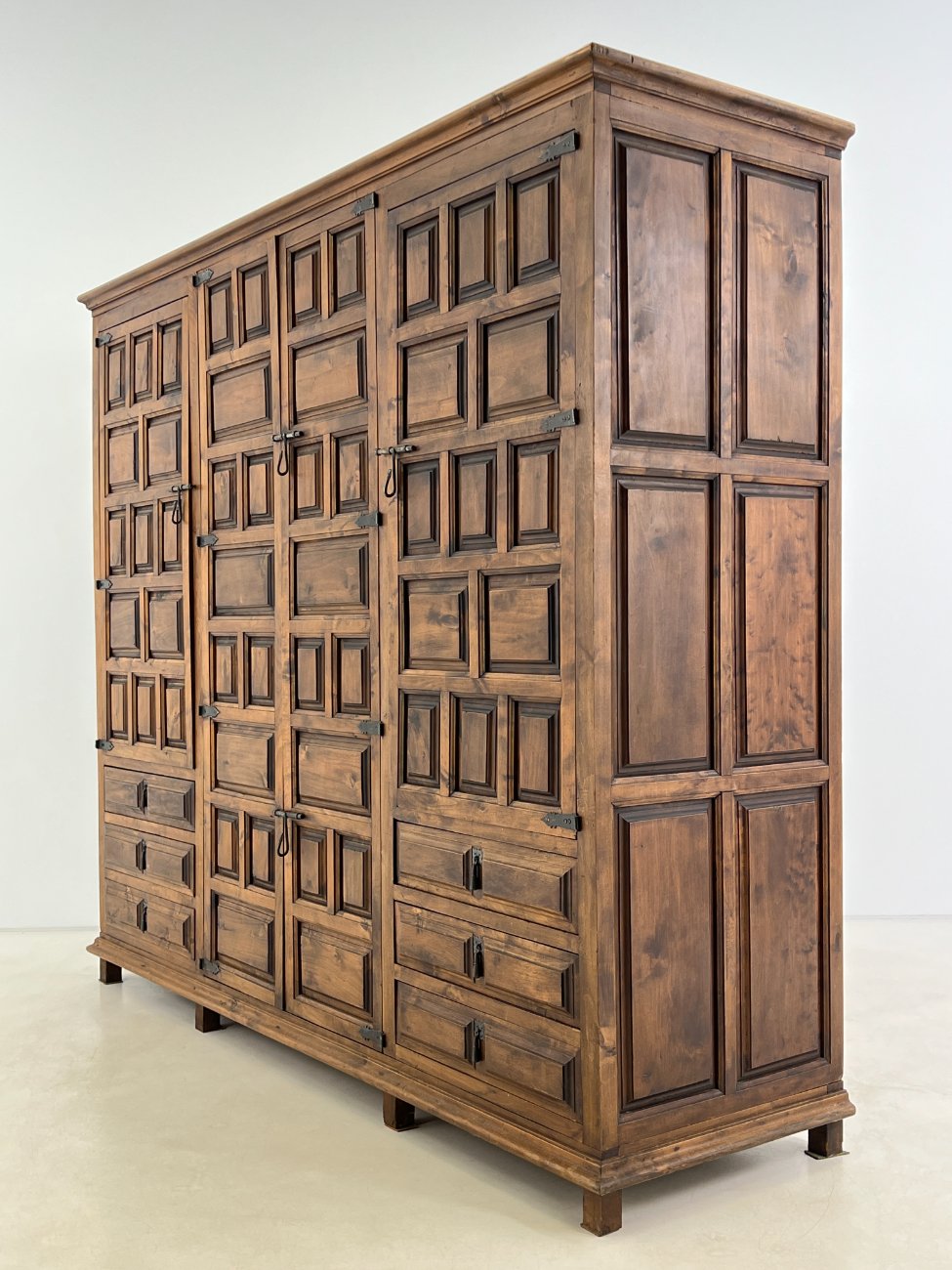 HK1061-spintos-4 Ispaniško stiliaus trijų durų ir šešių stalčių rūbų spinta 60x205x180 cm