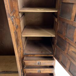 Ispaniško stiliaus trijų durų ir šešių stalčių rūbų spinta 60x205x180 cm