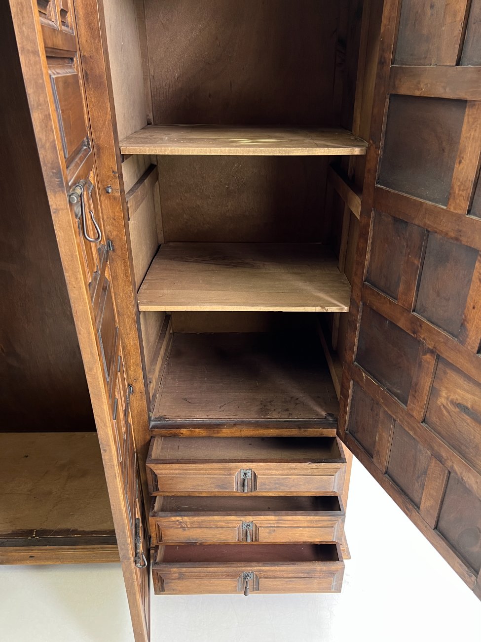 HK1061-spintos-7 Ispaniško stiliaus trijų durų ir šešių stalčių rūbų spinta 60x205x180 cm