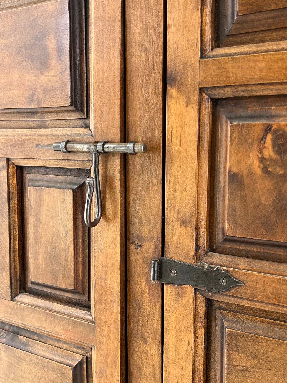 HK1061-spintos-9 Ispaniško stiliaus trijų durų ir šešių stalčių rūbų spinta 60x205x180 cm