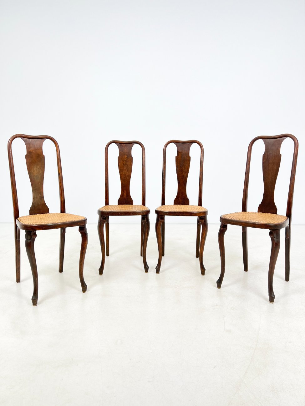 HK1062-kedes-1 Medinės “Fischel” kėdės su ratanu 4 vnt. komplektas 49x40x101 cm, 48 cm