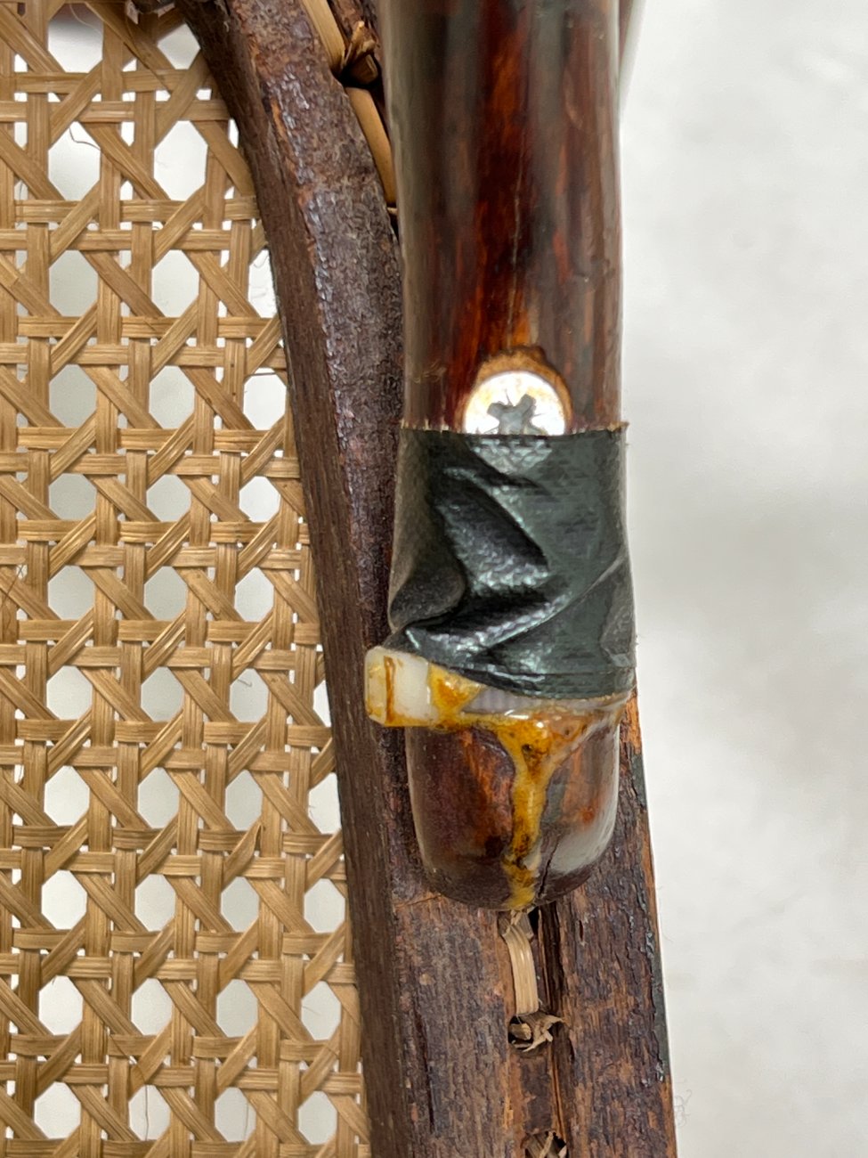 HK1062-kedes-13 Medinės “Fischel” kėdės su ratanu 4 vnt. komplektas 49x40x101 cm, 48 cm