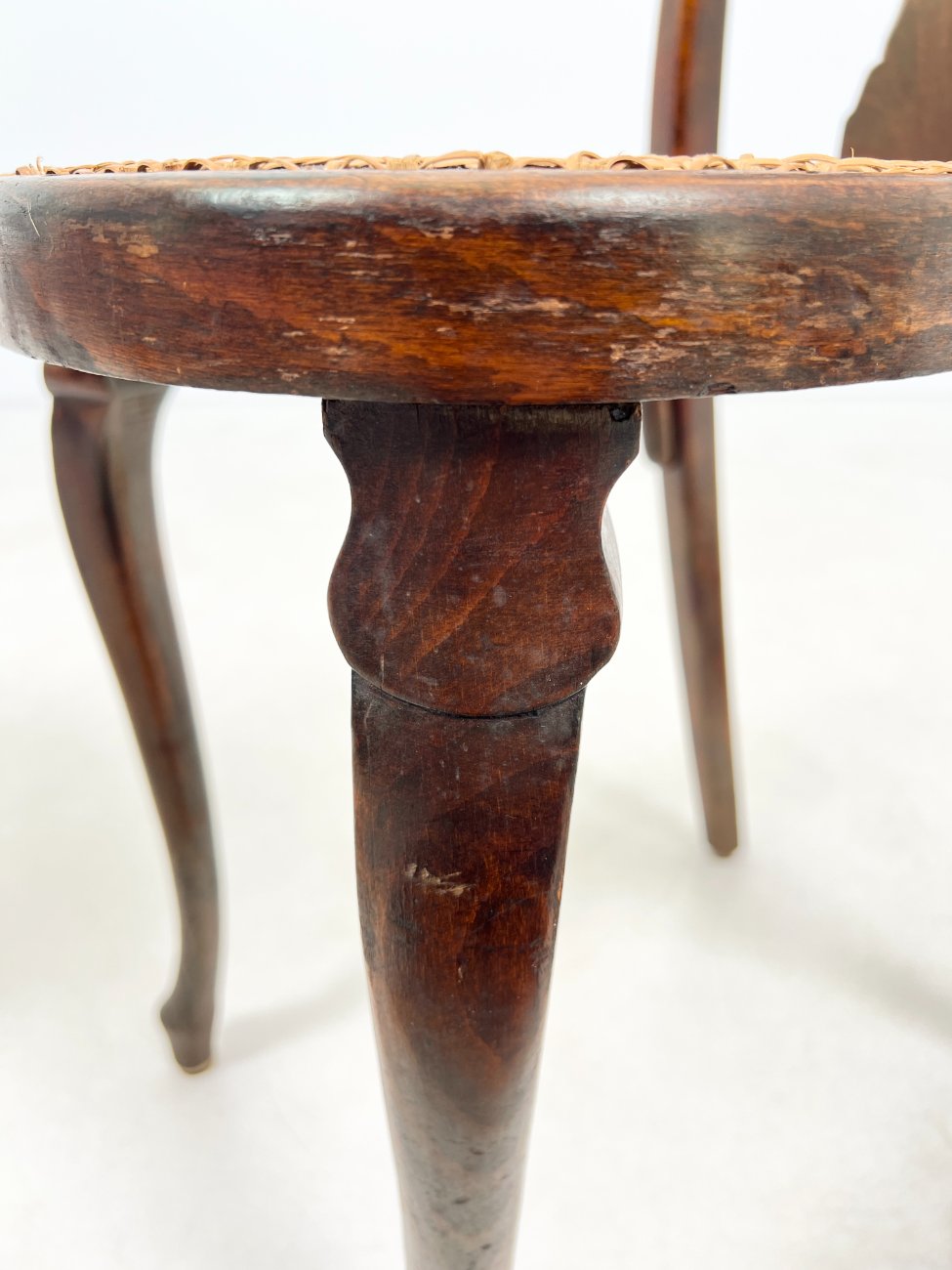 HK1062-kedes-17 Medinės “Fischel” kėdės su ratanu 4 vnt. komplektas 49x40x101 cm, 48 cm