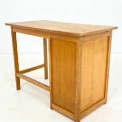 Mid Century vaikiškas ąžuolinis šešių stalčių rašomasis stalas 50,5×90,5×70 cm