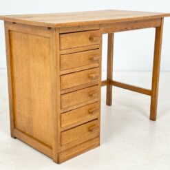 Mid Century vaikiškas ąžuolinis šešių stalčių rašomasis stalas 50,5×90,5×70 cm