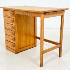 Mid Century vaikiškas ąžuolinis šešių stalčių rašomasis stalas 50,5×90,5×70 cm