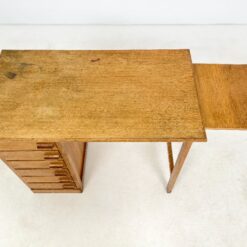 Mid Century vaikiškas ąžuolinis šešių stalčių rašomasis stalas 50,5×90,5×70 cm