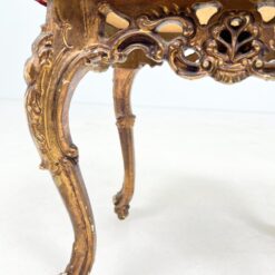 Rokoko stiliaus medinis aukso spalvos pufas su raudonu gobelenu 35x45x45 cm