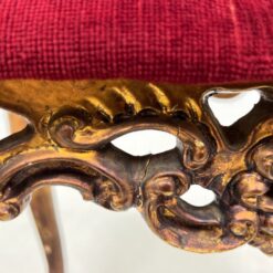 Rokoko stiliaus medinis aukso spalvos pufas su raudonu gobelenu 35x45x45 cm