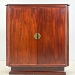 Aukšta dviejų durų raudonmedžio komoda su žalvario rankenomis 42x114x122 cm