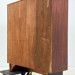 Aukšta dviejų durų raudonmedžio komoda su žalvario rankenomis 42x114x122 cm