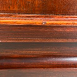 Aukšta dviejų durų raudonmedžio komoda su žalvario rankenomis 42x114x122 cm