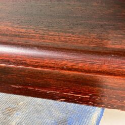 Aukšta dviejų durų raudonmedžio komoda su žalvario rankenomis 42x114x122 cm