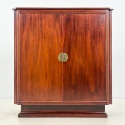 Aukšta dviejų durų raudonmedžio komoda su žalvario rankenomis 42x114x122 cm