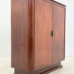 Aukšta dviejų durų raudonmedžio komoda su žalvario rankenomis 42x114x122 cm