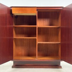 Aukšta dviejų durų raudonmedžio komoda su žalvario rankenomis 42x114x122 cm