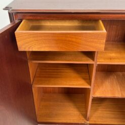 Aukšta dviejų durų raudonmedžio komoda su žalvario rankenomis 42x114x122 cm