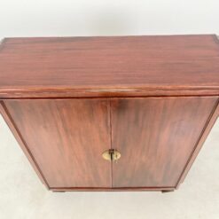 Aukšta dviejų durų raudonmedžio komoda su žalvario rankenomis 42x114x122 cm