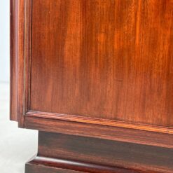 Aukšta dviejų durų raudonmedžio komoda su žalvario rankenomis 42x114x122 cm