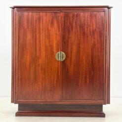 Aukšta dviejų durų raudonmedžio komoda su žalvario rankenomis 42x114x122,5 cm