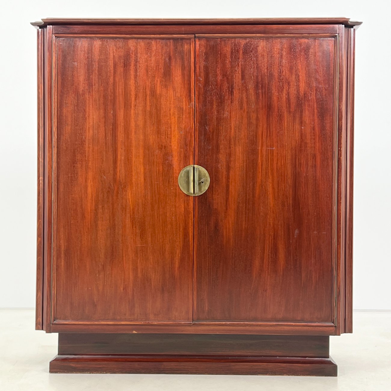 HK1072-komodos-0 Aukšta dviejų durų raudonmedžio komoda su žalvario rankenomis 42x114x122,5 cm