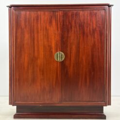 Aukšta dviejų durų raudonmedžio komoda su žalvario rankenomis 42x114x122,5 cm