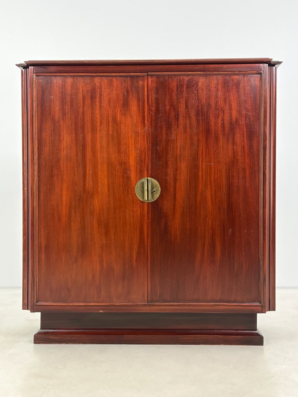 HK1072-komodos-1 Aukšta dviejų durų raudonmedžio komoda su žalvario rankenomis 42x114x122,5 cm