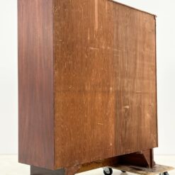 Aukšta dviejų durų raudonmedžio komoda su žalvario rankenomis 42x114x122,5 cm