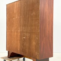 Aukšta dviejų durų raudonmedžio komoda su žalvario rankenomis 42x114x122,5 cm