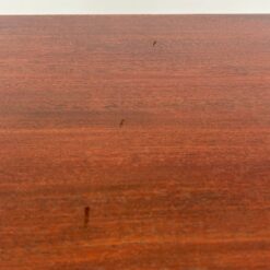 Aukšta dviejų durų raudonmedžio komoda su žalvario rankenomis 42x114x122,5 cm