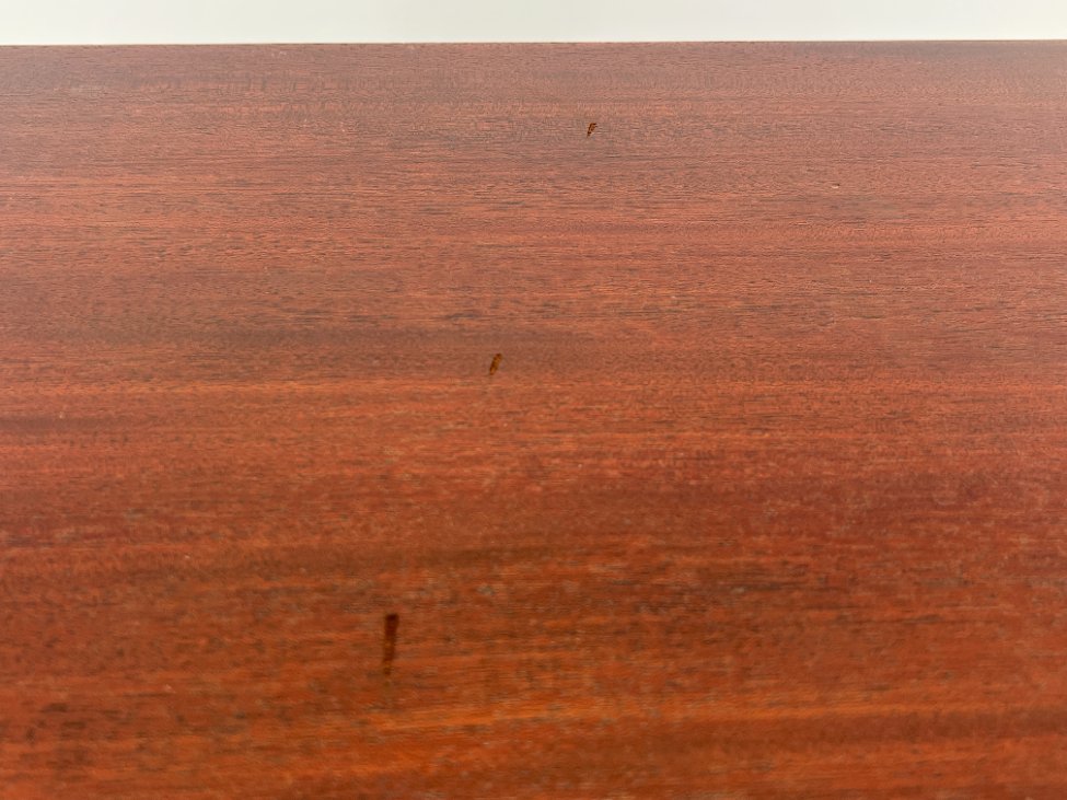 HK1072-komodos-12 Aukšta dviejų durų raudonmedžio komoda su žalvario rankenomis 42x114x122,5 cm