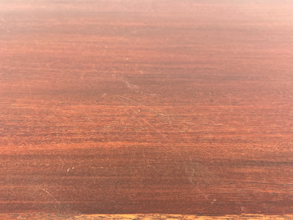 HK1072-komodos-13 Aukšta dviejų durų raudonmedžio komoda su žalvario rankenomis 42x114x122,5 cm