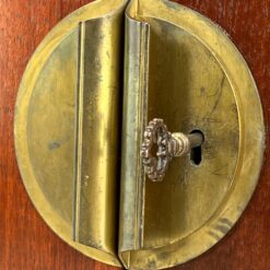 Aukšta dviejų durų raudonmedžio komoda su žalvario rankenomis 42x114x122,5 cm